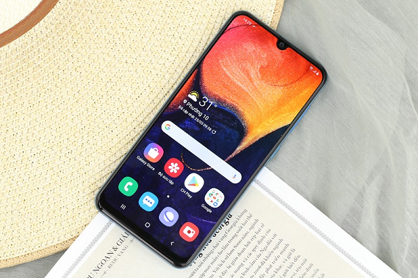 Với phiên bản Galaxy A50s mới nhất 2020, Samsung đã nâng cấp rõ rệt về chất lượng camera nhờ độ phân giải lên đến 48 MP, đem đến những hình ảnh chi tiết nhất. Trong khi camera thứ 2 8MP giúp chụp được các bức ảnh với góc siêu rộng, và camera 5MP giúp chụp ảnh xóa phông chất lượng không hề thua kém.