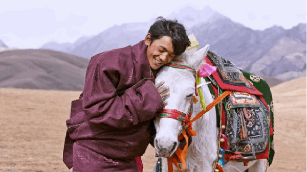 Đoạn video dài 3 phút có tiêu đề “Thế giới của Dingzhen” giới thiệu phong cảnh đẹp như tranh vẽ từ Lý Đường, nằm ở cao nguyên Tây Tạng thuộc tỉnh Tứ Xuyên, có độ cao 4.014 m so với mực nước biển.