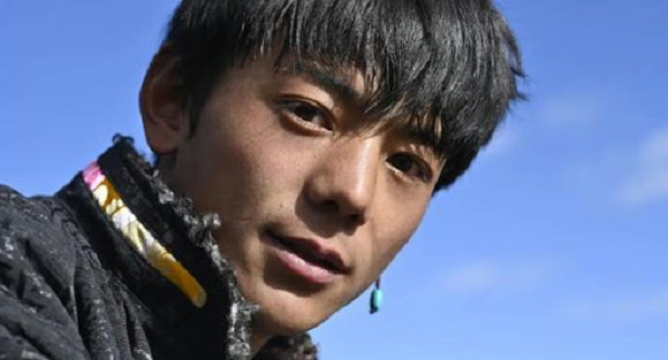 Khả năng tiếng phổ thông còn hạn chế, nên hiện chàng trai này vẫn phải trò chuyện với người hâm mộ qua một thông dịch viên. Khi được hỏi về ước mơ của mình, Dingzhen cho biết muốn trở thành "hoàng tử đua ngựa".