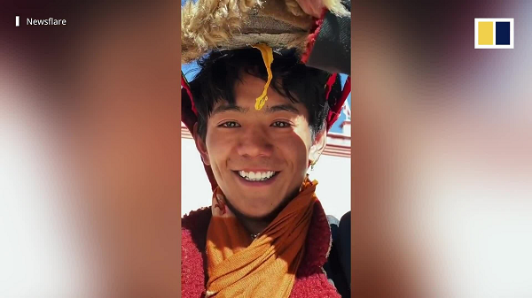 Zhaxi cũng được xem là một luồng gió mới của làng giải trí khi mà khán giả đã quá chán với những ngôi sao có ngoại hình mỏng manh và trang điểm đậm.