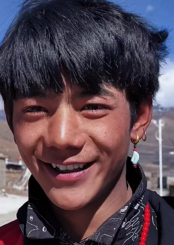 Khách du lịch thậm chí còn có cơ hội được chụp ảnh với Dingzhen. Nhiều người tỏ ra hào hứng, nhận xét rằng anh chàng này đẹp trai hơn cả trong video.