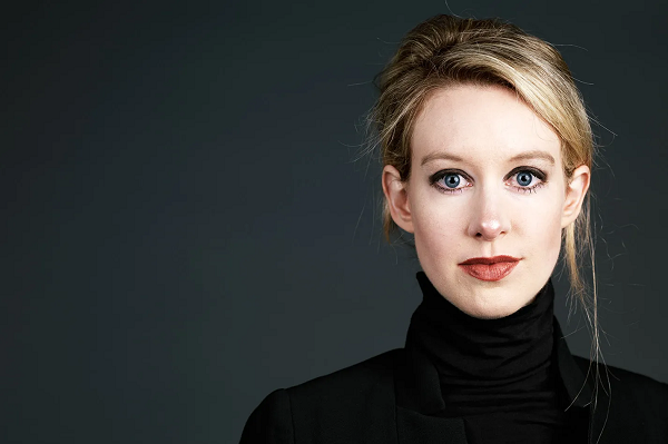 Elizabeth Holmes bỏ học ở ĐH Stanford khi đang là nghiên cứu sinh hóa học để theo đuổi việc xét nghiệm máu tìm ra bệnh tật. Holmes khởi nghiệp với Theranos năm 2003 khi mới 19 tuổi và thổi phồng về một siêu thiết bị nhỏ gọn có thể xét nghiệm ra mọi loại bệnh tật chỉ với một lượng máu rất nhỏ lấy từ người bệnh mà không cần dùng đến kim. Cú lừa này đã hút hơn 900 triệu USD của các nhà đầu tư, góp phần tạo nên định giá 10 tỷ USD cho tập đoàn công nghệ y tế này.