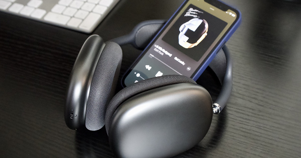 Một số người dùng cho rằng sự cố có thể liên quan đến việc ‌AirPods Max‌ không ngắt kết nối khỏi các thiết bị khi đặt trong hộp hoặc khi ở chế độ nguồn điện thấp.