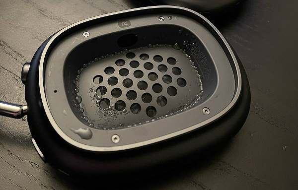 Chụp tai bằng kim loại có thể là nguyên nhân gây ra hiện tượng tích tụ các giọt nước sau khi sử dụng lâu.