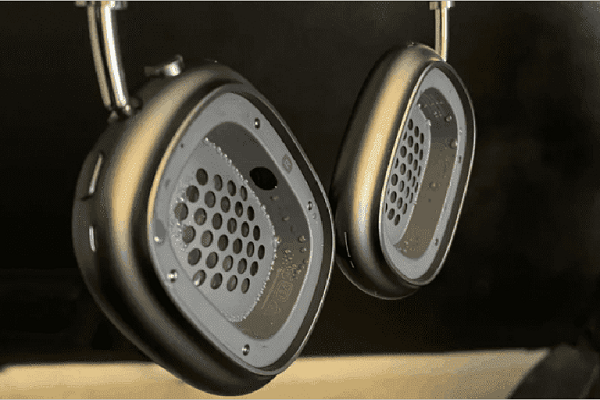 Nước đang tích tụ bên trong cốc tai AirPods Max của một người dùng sau khi sử dụng kéo dài. Tình trạng ngưng tụ không phải là hiếm với các thiết bị giống như AirPods Max vốn có phần chụp tai bằng kim loại cùng với độ ôm khít của chúng.