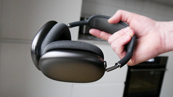 Khá nhiều trong số các khiếu nại cho rằng ‌AirPods Max‌ đã không chuyển sang chế độ nguồn điện thấp và việc không có nút nguồn khiến người dùng không có cách nào để buộc chúng tiến vào chế độ tiết kiệm pin.