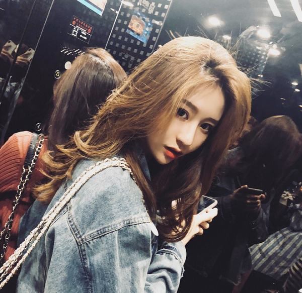 Hứa Tĩnh Uyển, đến từ Hà Nam, Trung Quốc, là một trong những nữ streamer có số lượng lớn người theo dõi. Đầu tháng 1/2019, trong một sự cố khi đang livestream, Tĩnh Uyển vô tình để lộ gương mặt thật trước người hâm mộ.