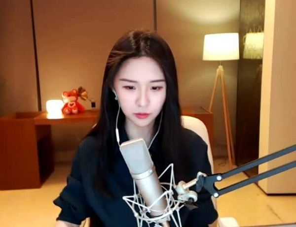 Trước đó, rất nhiều nữ streamer đã khiến fan "xỉu lên xỉu xuống" khi lộ nhan sắc thật. Nữ streamer là A Leng một trong những hot girl cover được yêu thích nhất tại Trung Quốc.