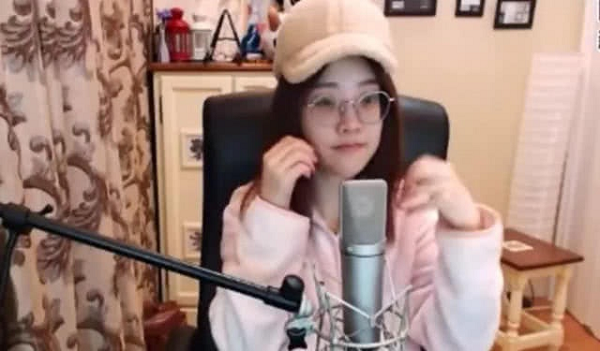 Tuy nhiên, Đề Mạc cũng dính không ít tai tiếng khi từng lộ gương mặt khác lạ trên sóng livestream do vô tình tắt app làm đẹp và bị đồn nhiều lần can thiệp phẫu thuật thẩm mỹ để có ngoại hình như hiện tại.