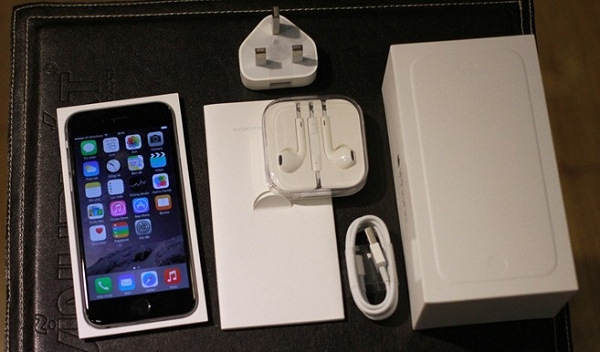 Chiếc vỏ hộp của iPhone bỗng dưng đã trở thành chủ đề tranh cãi của cộng đồng mạng trên toàn thế giới.