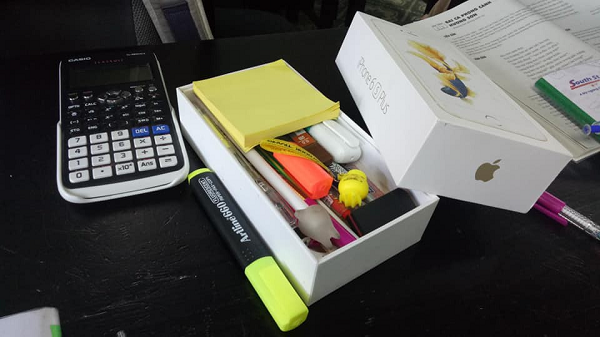 Học sinh, sinh viên còn có thể tái chế chiếc hộp đựng iPhone thành hộp bút cực xịn xò.