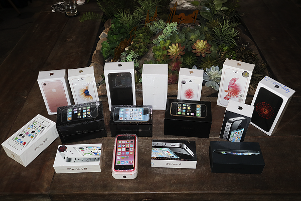 Một bộ sưu tập vỏ iPhone khá đầy đủ của một cư dân mạng.