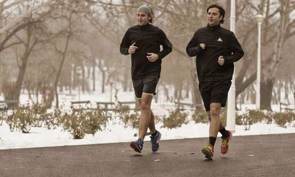 Những người trẻ khỏe khi tập thể dục dưới trời lạnh cũng cần tự bảo vệ bản thân mình bằng cách mặc quần áo ấm, đặc biệt là vùng cổ. Nếu cần thiết, bạn có thể đeo khẩu trang len hoặc mũ trùm đầu liền khẩu trang để bảo vệ đường hô hấp.