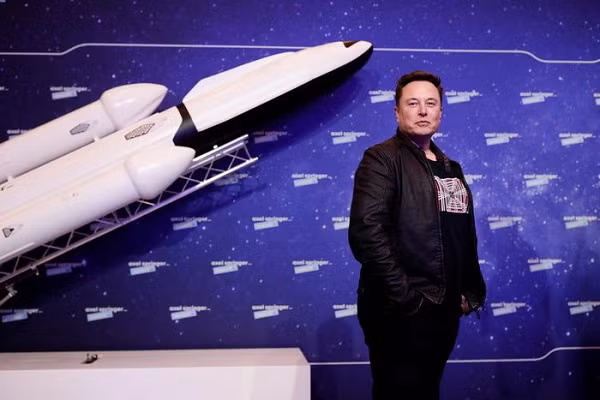 Rogozin cho rằng cả NASA và Bộ Quốc phòng Mỹ trợ cấp cho SpaceX thông qua các hợp đồng của chính phủ. Gần đây ông cáo buộc Starlink không chỉ là dịch vụ cung cấp Internet thông thường mà còn có mối liên hệ với lực lượng đặc biệt của Mỹ.