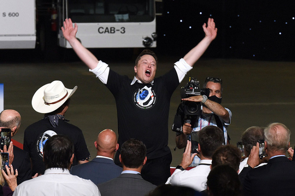 Giá cổ phiếu của hãng sản xuất xe điện Tesla đã tăng 4,8% trong ngày 7/1, qua đó đưa Elon Musk vượt qua Jeff Bezos trong danh sách 500 tỷ phú giàu nhất thế giới của hãng tin Bloomberg.