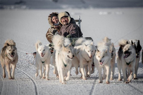 Phương tiện di chuyển chủ yếu của người Eskimo vào mùa đông là xe trượt tuyết sử dụng chó kéo, mỗi chiếc có khoảng 10 con chó. Mùa xuân tuyết tan bớt, người ta dùng thuyền kayak hoặc umiak, dạng thuyền đơn giản bằng cây gỗ khoét rỗng và lót da hải cẩu, da sử tử biển, hình dáng thuôn dài, chứa được vài ba người.