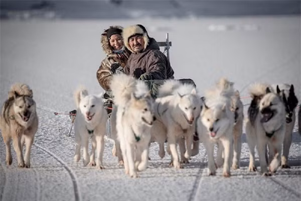 Phương tiện di chuyển chủ yếu của người Eskimo vào mùa đông là xe trượt tuyết sử dụng chó kéo, mỗi chiếc có khoảng 10 con chó. Mùa xuân tuyết tan bớt, người ta dùng thuyền kayak hoặc umiak, dạng thuyền đơn giản bằng cây gỗ khoét rỗng và lót da hải cẩu, da sử tử biển, hình dáng thuôn dài, chứa được vài ba người.