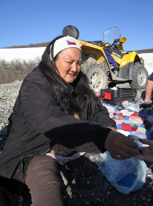 Người Eskimo tự gọi mình là Inuit hay Yuit- có nghĩa là "dân tộc chân thật”. Bề ngoài, một người Eskimo trưởng thành có chiều cao trên 1,6 mét; tóc đen..