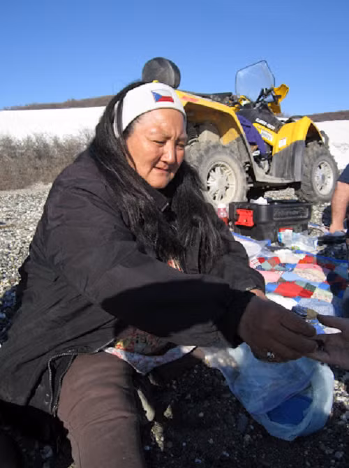 Người Eskimo tự gọi mình là Inuit hay Yuit- có nghĩa là "dân tộc chân thật”. Bề ngoài, một người Eskimo trưởng thành có chiều cao trên 1,6 mét; tóc đen..