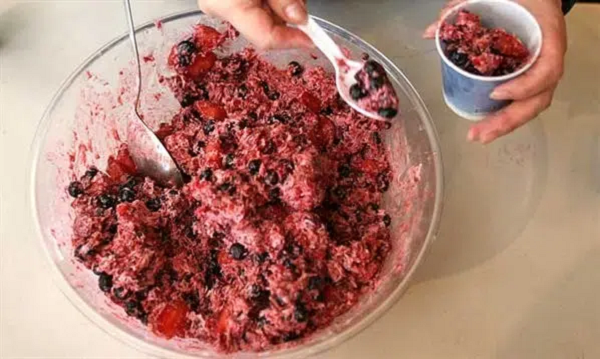 Một món ăn truyền thống của người Eskimo là akutaq (thường được gọi là kem Eskimo), được làm từ quả mâm xôi, mỡ hải cẩu, cá và thịt tuần lộc. Sau bữa ăn thì thường có trà nóng và bánh quy, được làm từ bột mì mua từ các trạm buôn bán, được phục vụ trong gần như mọi nhà.