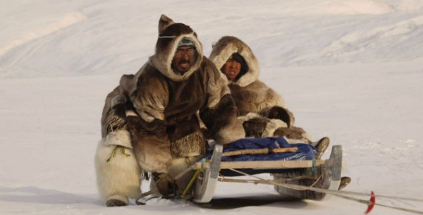 Việc đi lại của người Eskimo vào mùa Hè trông cả vào thuyền kayak hoặc umiak, dạng thuyền đơn giản bằng cây gỗ khoét rỗng và lót da hải cẩu, da sử tử biển, thuôn dài chứa được một đến vài người.