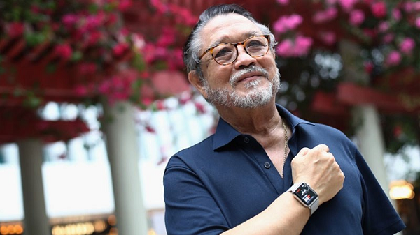 Kể từ thế hệ 4, Apple Watch có thêm tính năng phát hiện té ngã mặc định với người đeo từ 65 tuổi trở lên. Người dùng trẻ hơn cũng có thể bật thủ công trên app Apple Watch trong iPhone.