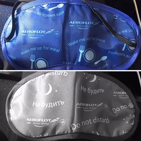 Với 2 màu khác nhau, miếng bịt mắt trên máy bay này sẽ cho các tiếp viên biết họ có được phép đánh thức bạn để dùng bữa hay không.