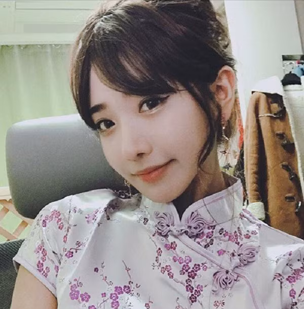 Trong phiên livestream gần đây, chẳng hiểu vì lý do gì mà cô nàng Penguin bất ngờ tỏ ra vô cùng thoải mái khi tương tác với người xem. Thậm chí, cả với những câu hỏi nhạy cảm khiến cho nhiều người phải đỏ mặt, nữ streamer này cũng cực kỳ nhiệt tình và giải đáp tất cả mọi ngóc ngách về bản thân của mình.