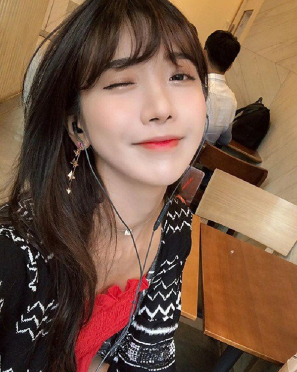 Hoàn hảo là vậy, thế nhưng mới đây thôi, cô nàng Penguin lại vừa khiến cho không ít fan hâm mộ phải sụp đổ hình tượng bởi những màn trả lời tương tác với người xem không thể cởi mở và phóng khoáng hơn.