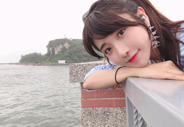 Trước đó, cô nàng đã vướng phải scandal khá ồn ào. Khi Penguin di chuyển tới San Francisco, Mỹ, cô nàng đã livestream khung cảnh khách sạn mà mình đang ở chung với một người bạn. Cô nàng mặc một chiếc áo khoác tối màu, với áo phông trắng bên trong.