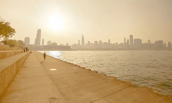 La Nina là hiện tượng khí hậu lặp đi lặp lại, thường diễn ra vào tháng 8 và mạnh lên trong tháng 10, làm mát nhiệt độ bề mặt biển dưới mức bình thường ở Thái Bình Dương gây ra bởi những thay đổi về gió, áp suất không khí và lượng mưa.