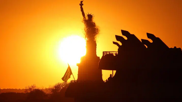 Cuối năm 2019 và đầu năm 2020, Australia đã phải hứng chịu mùa cháy rừng tồi tệ nhất được ghi nhận từ trước tới nay. Nghiên cứu đã chỉ ra rằng, khủng hoảng khí hậu đã khiến khả năng xảy ra các đám cháy cao hơn ít nhất 30%. Theo Quốc hội Australia, ít nhất 33 người và khoảng 1 tỷ động vật đã chết trong đám cháy. Hàng trăm người khác thiệt mạng do hít phải khói cháy rừng.