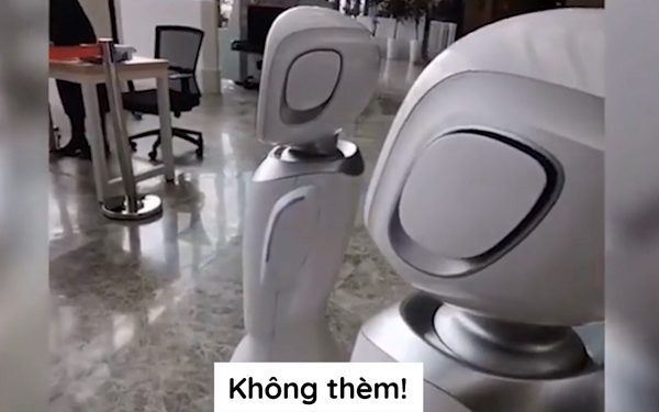 Không ít người tò mò muốn biết hai con robot này thật sự đang cãi nhau hay chỉ là thoại được người vận hàng gắn vào.