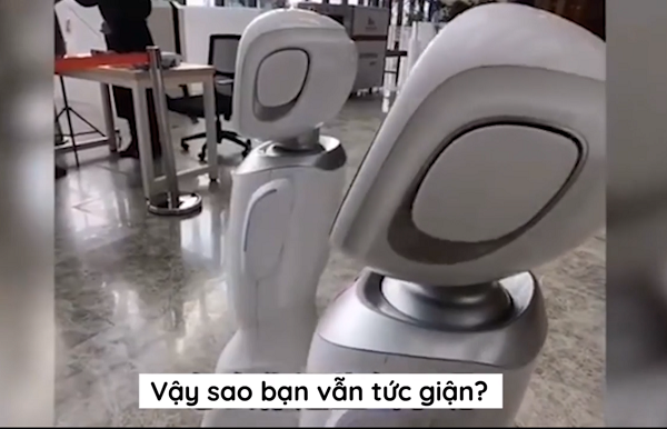 Nhiều người ngạc nhiên khi thấy robot đã phát triển đến độ biết cãi nhau, thậm chí có người bình luận hài hước: "Chúng nên bị trừ lương vì cãi nhau trong giờ làm việc".