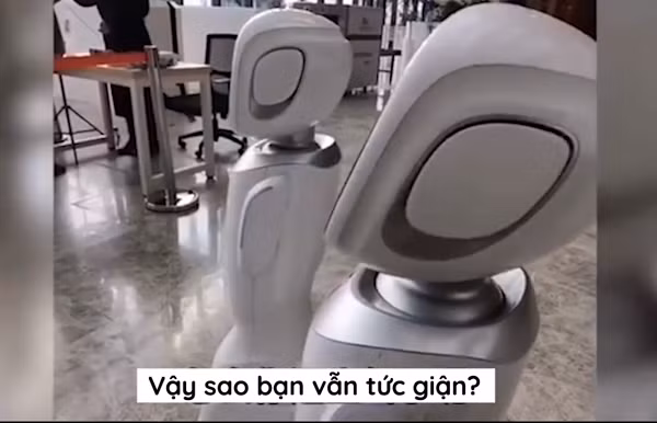 Nhiều người ngạc nhiên khi thấy robot đã phát triển đến độ biết cãi nhau, thậm chí có người bình luận hài hước: "Chúng nên bị trừ lương vì cãi nhau trong giờ làm việc".