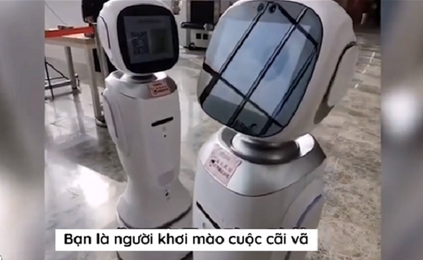 Không biết vì lý do gì mà cả hai giận nhau. Tutu, nữ robot, chủ động làm hoà trước nhưng Wangbao không đáp lại.