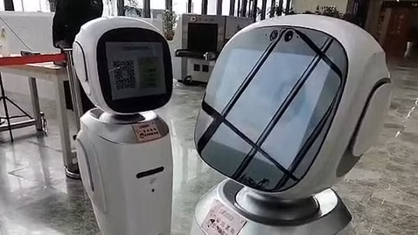 Nhân viên tại thư viện cho biết hai robot Wangbao và Tutu không chỉ hỗ trợ khách tham quan mà còn có thể hát múa để làm vui lòng khách.