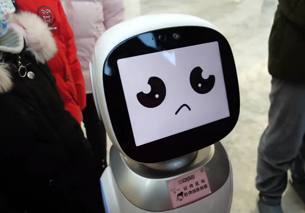 Chúng không nói gì về chuyện cãi vã hôm qua khi được hỏi, nhưng tôi nhận ra ngay giọng nói này. Có vẻ ai đó đã gắn thêm đoạn thoại vào chứ nó chưa thể thông minh được như vậy.