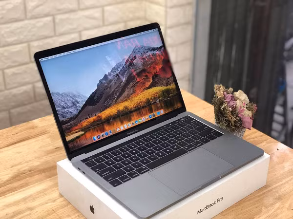 Bên cạnh đại dịch, dòng máy tính Mac còn có "liều thuốc kích thích" mới với các dòng MacBook Pro 13 inch và Mac Mini được trang bị bộ xử lý mới Apple M1. Các sản phẩm này khởi đầu cho quá trình chuyển từ chip Intel sang chip do Apple tự thiết kế trong thời gian tới.
