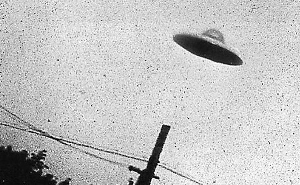 Phi công cho hay, anh và một đồng nghiệp khác đã cố gắng điều khiển máy bay vào đêm ngày 20/5/1957 để ngăn chặn một “yêu quái” bất thường hiện trên màn hình radar tại căn cứ không quân hoàng gia Manston, cách London khoảng 100km.