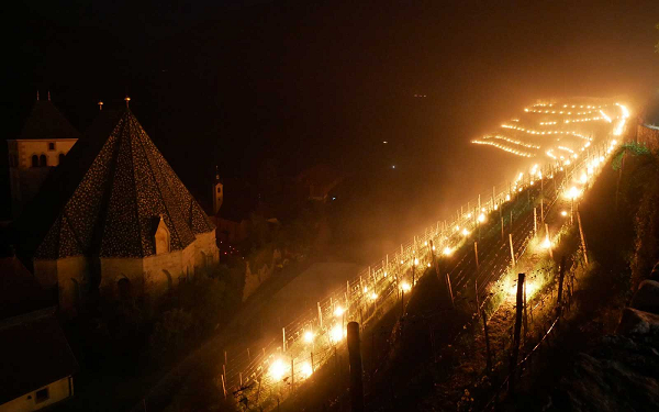 Tất nhiên, với cách làm này, những người nông dân thường phải cố gắng hết sức để giữ lửa tránh đủ xa giàn nho. Nhiệt độ khu vực ước tính có thể giảm xuống âm 9 độ C và hàng trăm ngọn đuốc đã được thắp sáng trên diện tích trải rộng vài hecta để giữ cho nho không bị đóng băng.
