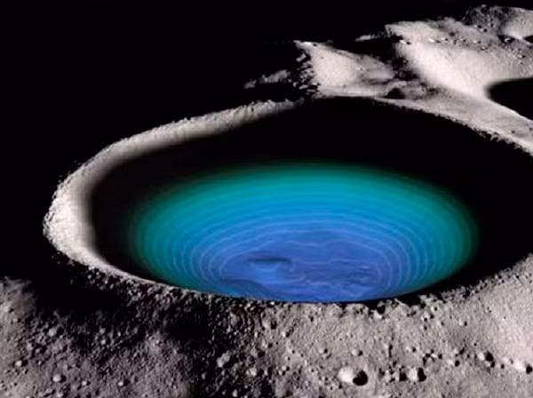 Lý giải cho số hơi ẩm nhiều hơn dự kiến có trên Mặt Trăng, các nhà khoa học đã đưa ra giả thuyết nước hình thành từ những cơn “mưa” proton sinh ra bởi gió mặt trời. Những ion hydro va vào khoáng chất oxit có trong bụi và đá Mặt Trăng khiến liên kết hóa học bị rệu rã, từ đó có cơ sở để kết hợp với oxy tạo ra nước.