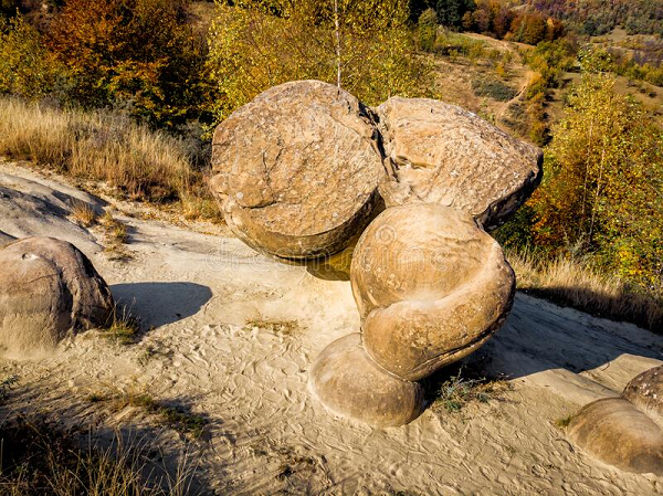 Bên trong đá trovants là các lõi đá cứng, bên ngoài là lớp vỏ do cát cấu tạo nên.