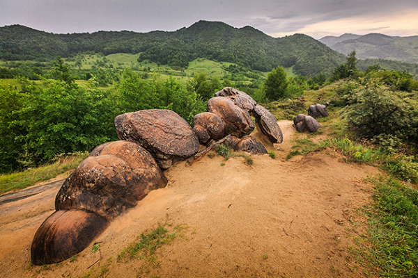 Khi tiếp xúc với mưa lớn, canxi cacbonat của chúng có thể bị chảy đi và dần dần hình thành chu vi bên ngoài của đá theo thời gian. Không có nhiều tài liệu viết về quá trình này, nhưng nó được cho là chỉ xảy ra ở khoảng 4-5 cm trong hơn 1.200 năm.
