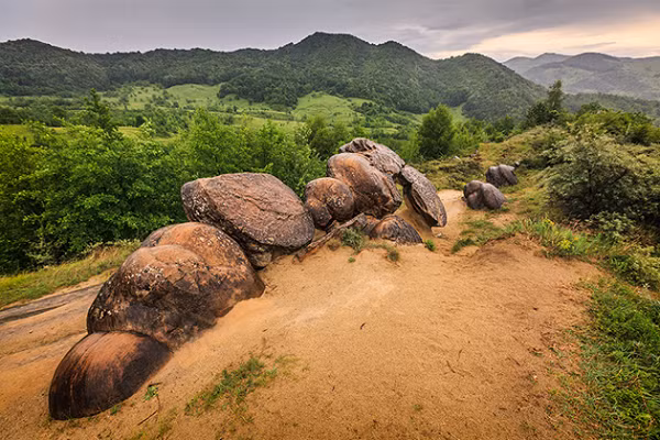 Khi tiếp xúc với mưa lớn, canxi cacbonat của chúng có thể bị chảy đi và dần dần hình thành chu vi bên ngoài của đá theo thời gian. Không có nhiều tài liệu viết về quá trình này, nhưng nó được cho là chỉ xảy ra ở khoảng 4-5 cm trong hơn 1.200 năm.