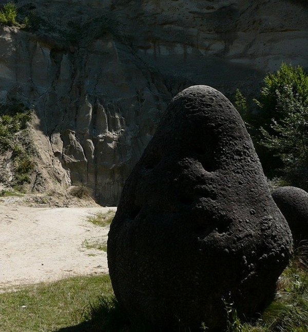 Vào mùa khô, chúng hoàn toàn bất động, giữ nguyên vị trí và không thay đổi kích thước. Tuy nhiên, khi mùa mưa đến, những viên đá sống động như nấm, bắt đầu tăng kích thước và thậm chí di chuyển.