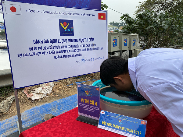 Ngày 04/12/2020, tại văn bản số 11794/SXD-HT, Sở Xây dựng Hà Nội đề nghị JVE Group chuẩn bị máy móc, thiết bị, nhân lực để lắp đặt, vận hành thiết bị khử mùi theo tiến độ đã thống nhất. Không chỉ đánh giá đo nồng độ mùi tổng hợp theo phương pháp định lượng, phía đơn vị đánh giá mùi độc lập còn trực tiếp ngửi mùi sát chậu nước rỉ rác để đánh giá theo cảm quan. Sau 7 ngày xử lý đã có kết quả thay đổi rõ rệt.