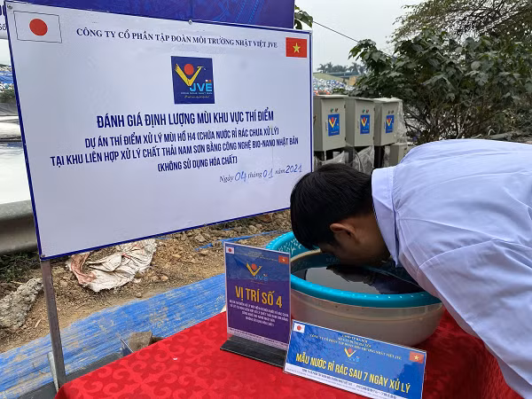 Ngày 04/12/2020, tại văn bản số 11794/SXD-HT, Sở Xây dựng Hà Nội đề nghị JVE Group chuẩn bị máy móc, thiết bị, nhân lực để lắp đặt, vận hành thiết bị khử mùi theo tiến độ đã thống nhất. Không chỉ đánh giá đo nồng độ mùi tổng hợp theo phương pháp định lượng, phía đơn vị đánh giá mùi độc lập còn trực tiếp ngửi mùi sát chậu nước rỉ rác để đánh giá theo cảm quan. Sau 7 ngày xử lý đã có kết quả thay đổi rõ rệt.