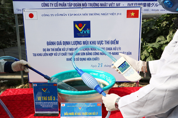 Ngoài việc đánh giá trực tiếp mùi nước rỉ rác bốc lên trước và sau xử lý, đơn vị đánh giá mùi độc lập đã tiến hành đánh giá mùi nền không khí tổng hợp trên bờ xung quanh khu vực thí điểm. Đây là chỉ số để đánh giá việc mùi tổng hợp do các khí H2S, NH3, CH4...bốc lên khi bị gió lùa vào khu dân cư ra sao.