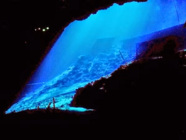 Ngoài ra, con người còn tống xuống nơi này luôn cả con tàu vũ trụ xấu số Apollo 13 khi nó bị phát nổ cùng với một chiếc máy phát điện đồng vị phóng xạ nhiệt điện (RTG).